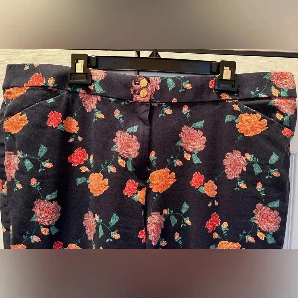 Chicos Women’s Dark Blue Floral Capris, Size 18 - Picture 3 of 4